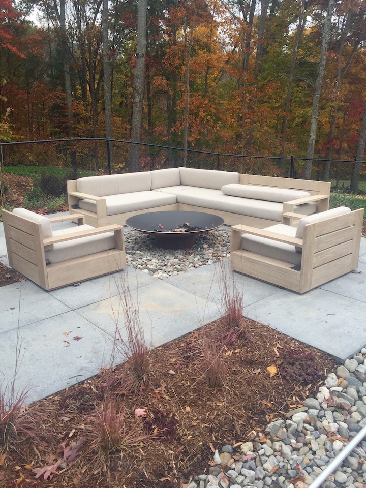 Outdoor living fire pit