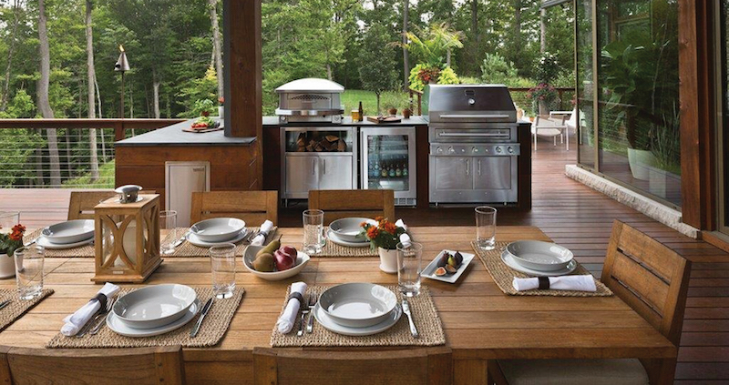 Outdoor_kitchen_with_pizza_oven_grill_and_refrigerator