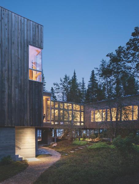 Maine vacation house with hemlock cladding